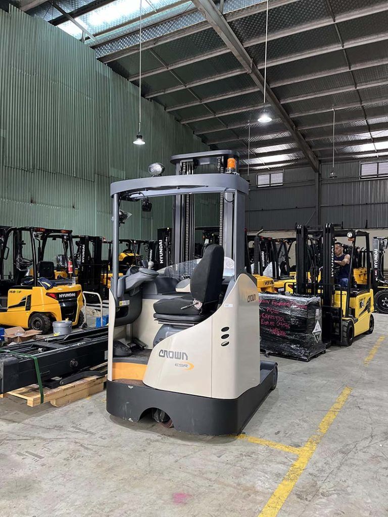 Xe nâng cũ Reach Truck Crown model ESR