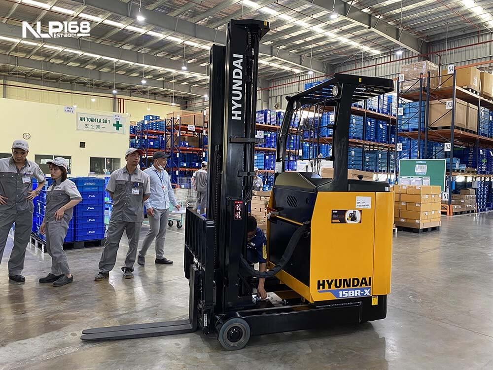 Xe nâng điện Reach Truck Hyundai - Ứng dụng ngành y tế